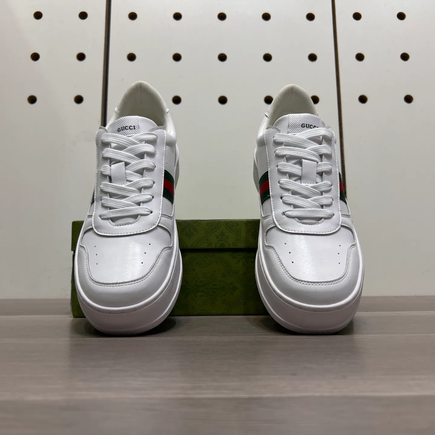 Factory price: 400💰Gucci original quality.~ Unique modern style sneakers. 🏃A must-have casual shoe for trendy men😍😍 Imported cowhide, sheepskin foot pads (refuse to discolor and grind feet) soles: Original soles specially provided by the original factory, French lazy style design ⚠️Fit to the feet, original quality, super comfortable original soles. Just like shooting the real thing 🎬The real thing is better, high-quality sneakers, size: 38-44 (45 and 46 can be customized)